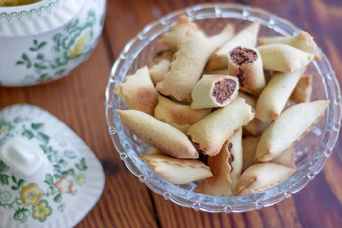 Calzoncelli lucani con ripieno di ricotta, dolcetti fragranti pronti per essere gustati.