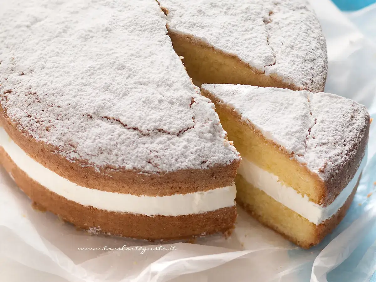 Torta paradiso soffice, con crema bianca e una spolverata di zucchero a velo. Perfetta con un velo di marmellata.