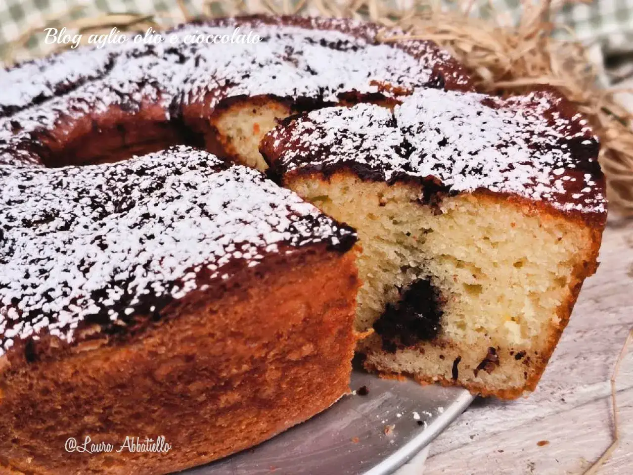 Torta al cioccolato con farina di riso e yogurt, soffice e golosa, spolverata di zucchero a velo.