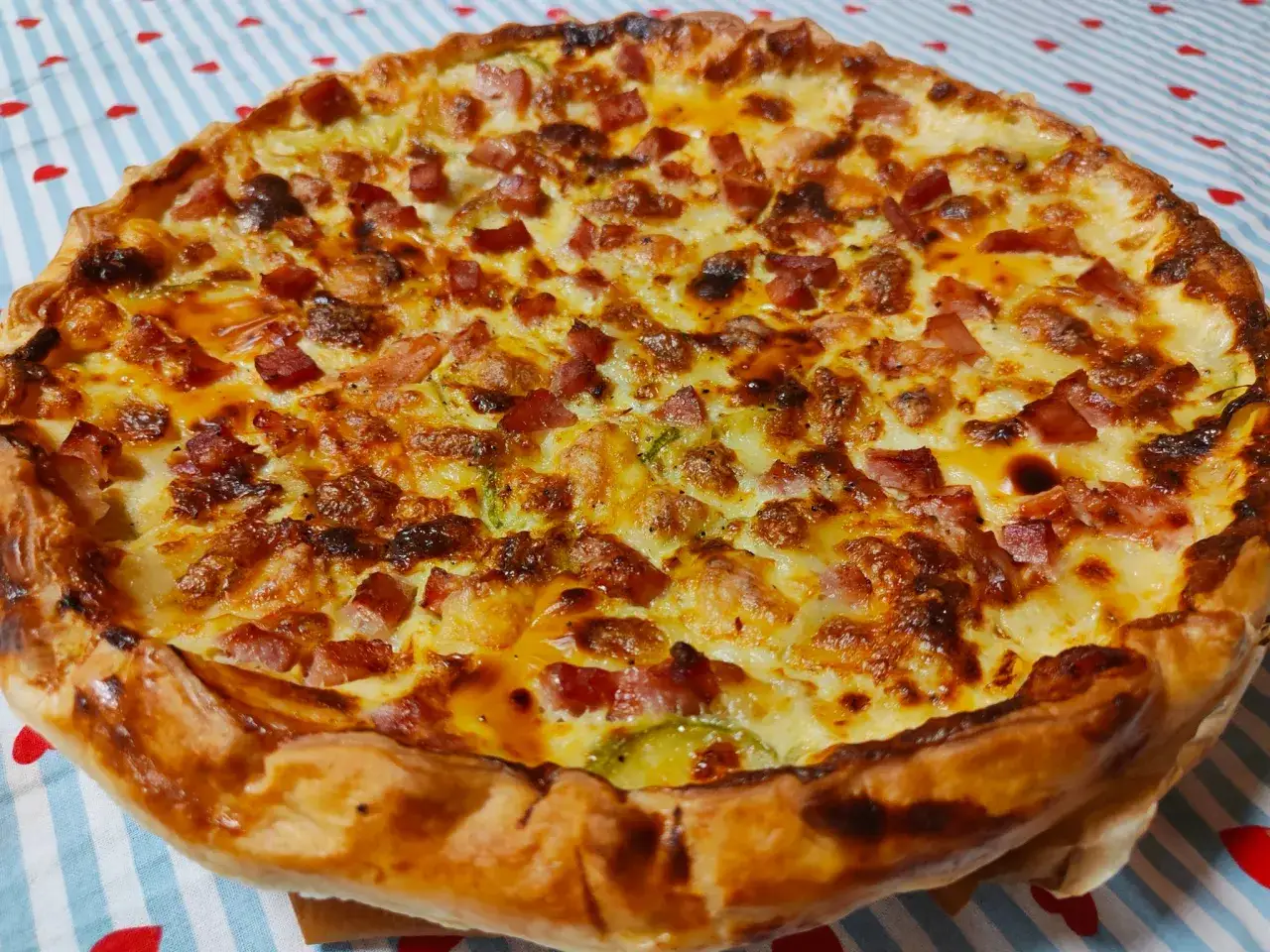 Torta salata cotto e zucchine dorata e invitante, con crosta croccante e ripieno filante. Perfetta per un pranzo veloce.