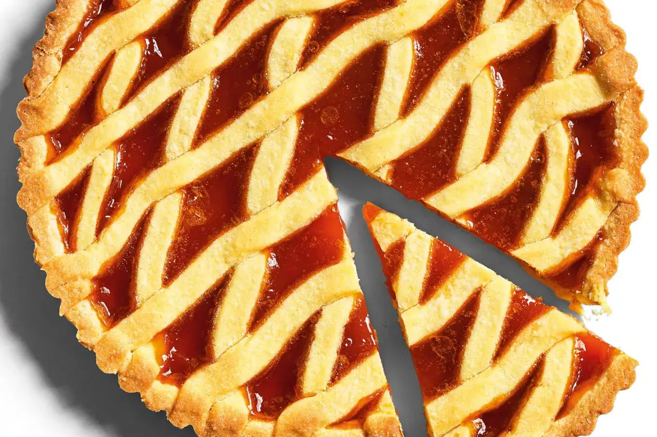 Torta della nonna con marmellata, un classico kruche ciasto przepis. La crosta dorata e le strisce di pasta frolla racchiudono un ripieno succoso.