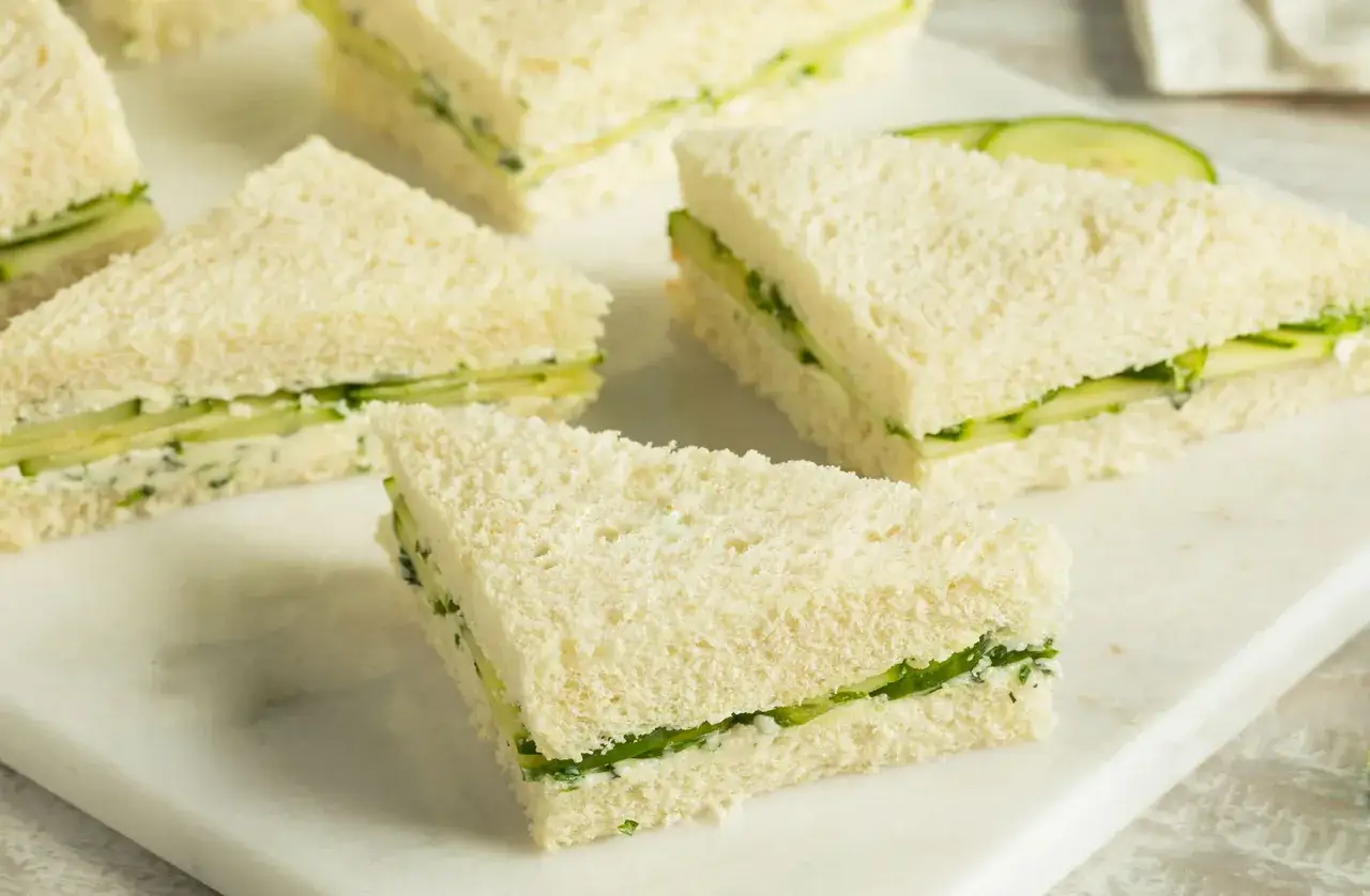Tramezzini con cetriolini sott'aceto, un classico rinfrescante. Fette di pane bianco morbido, crema e sottili fette di cetriolo.