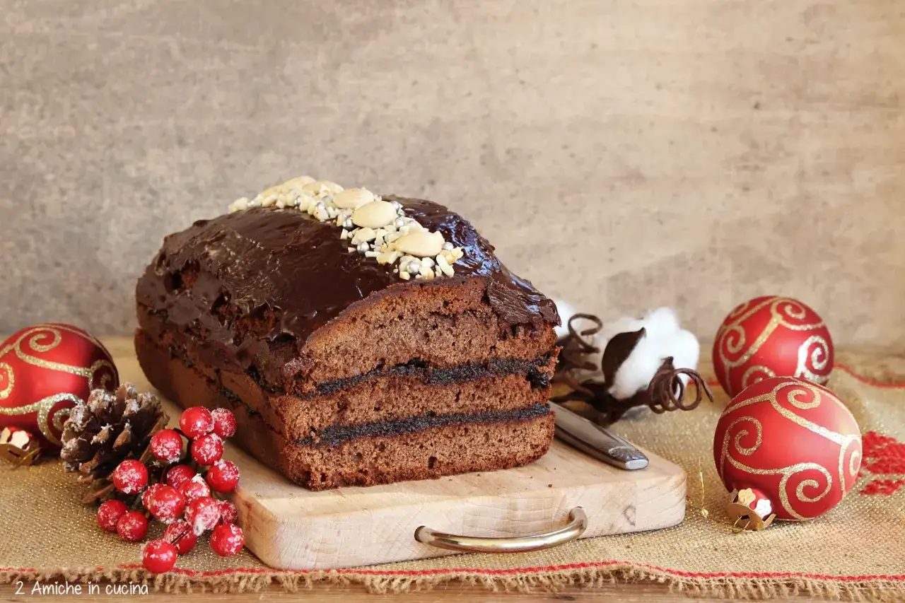 Dolce natalizio al cioccolato, decorato con mandorle e glitter. Un'idea per il tuo piernik, ricetta facile e golosa.
