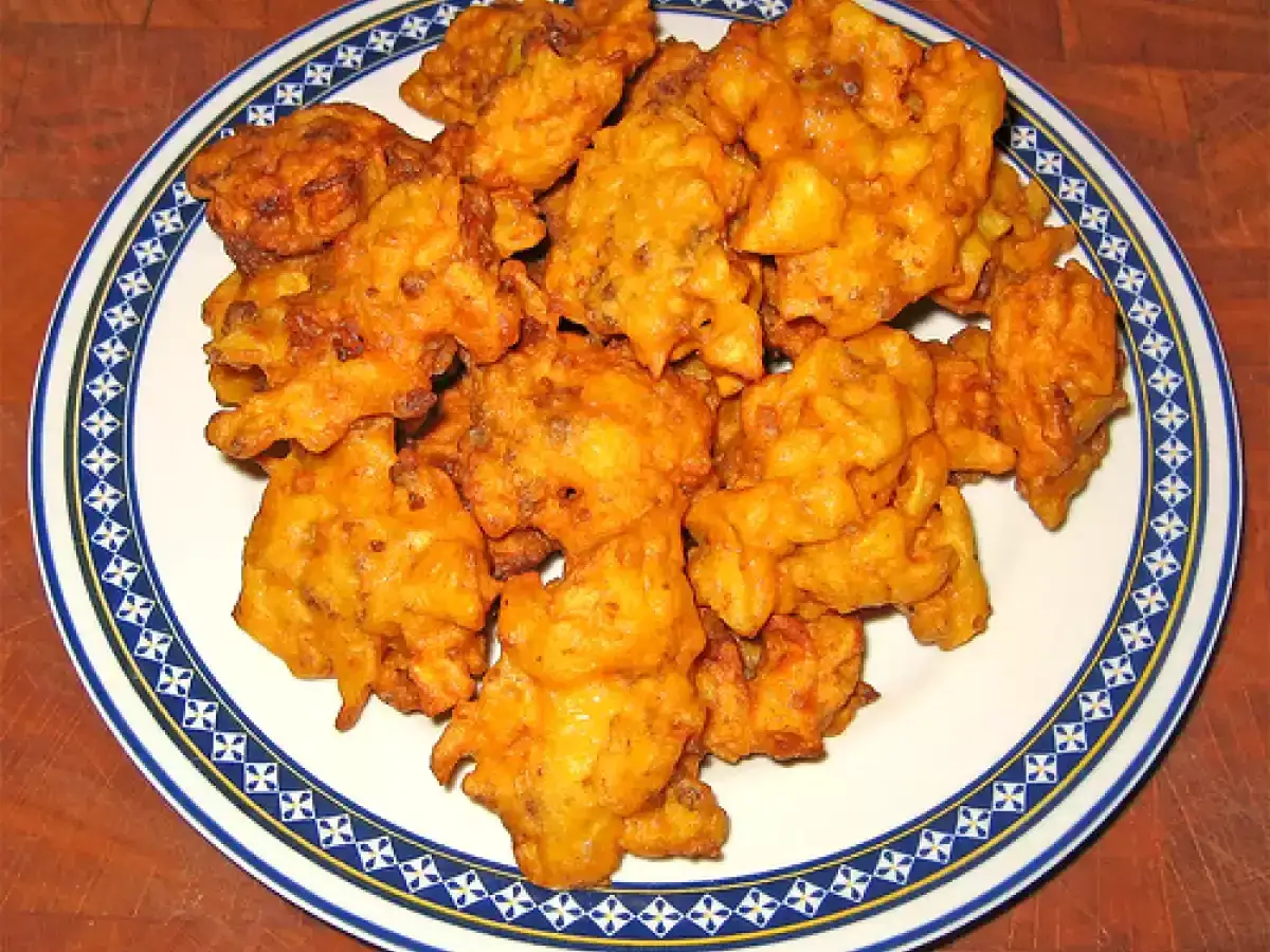 Piatto di frittelle di uova dorate e croccanti, pronte per essere gustate.