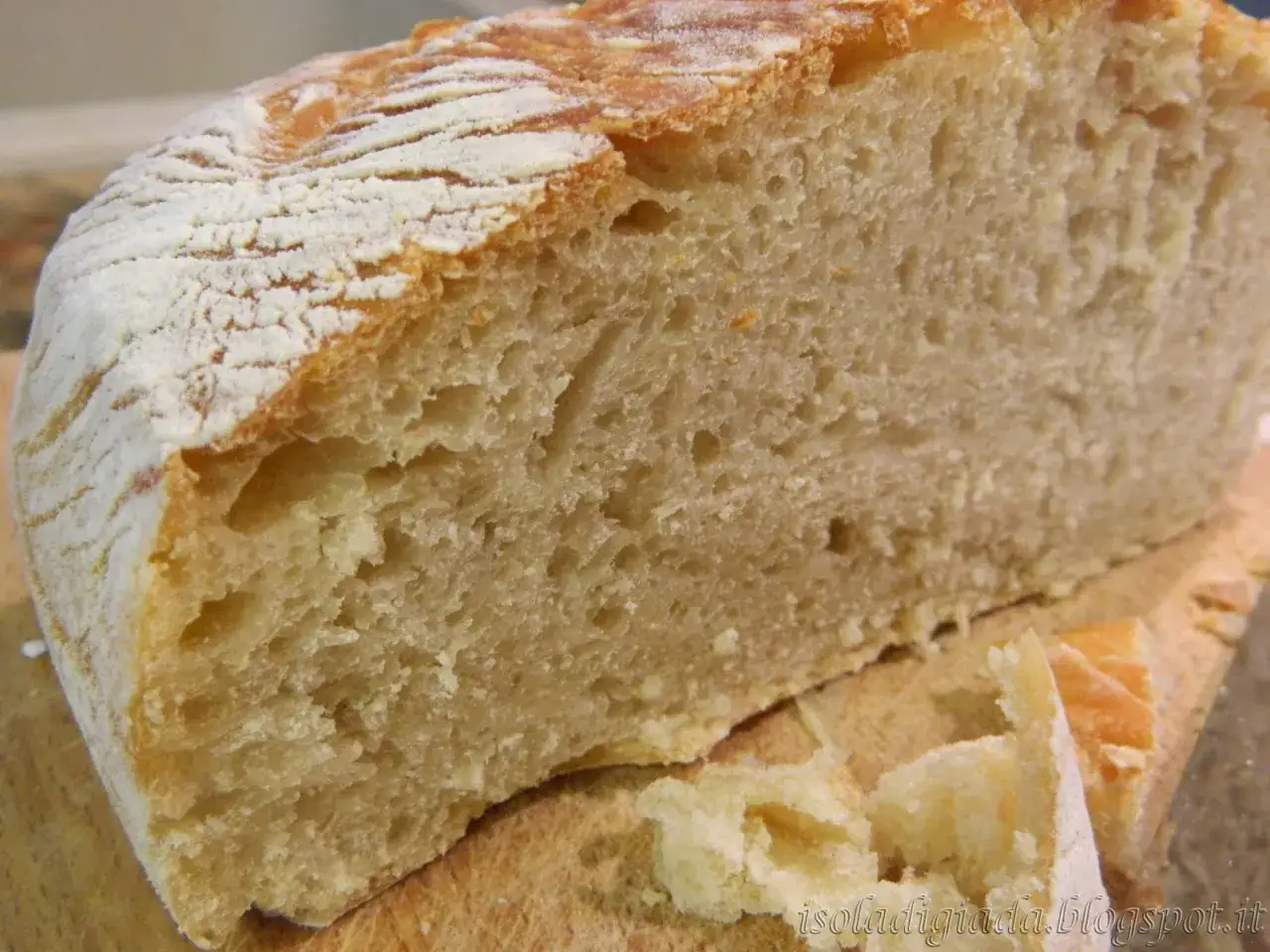 Pane casereccio con farina manitoba, veloce da preparare, con crosta dorata e mollica alveolata.