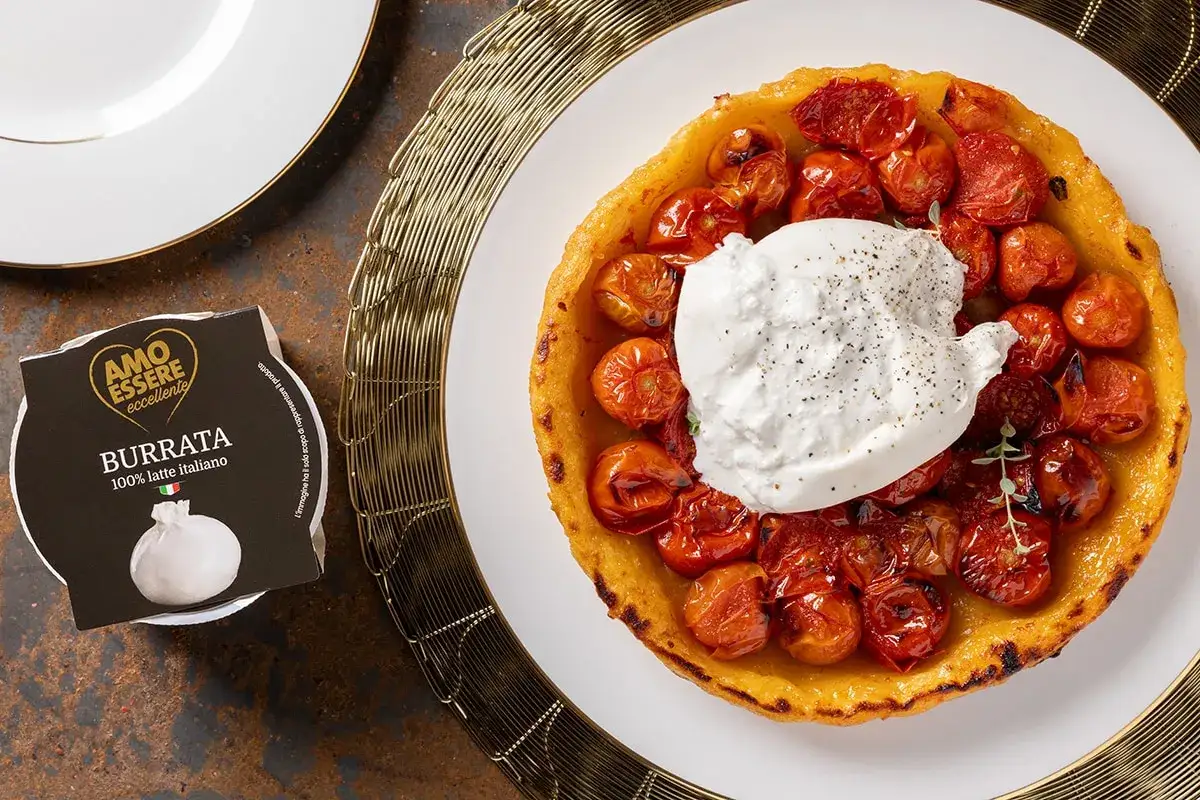 Tarte tatin di pomodorini con burrata cremosa al centro, un connubio perfetto di sapori.