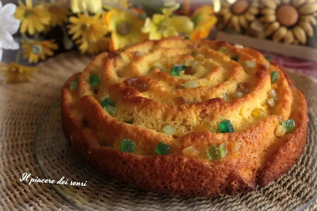Torta soffice con canditi colorati, profumata e gustosa, perfetta per ogni occasione.