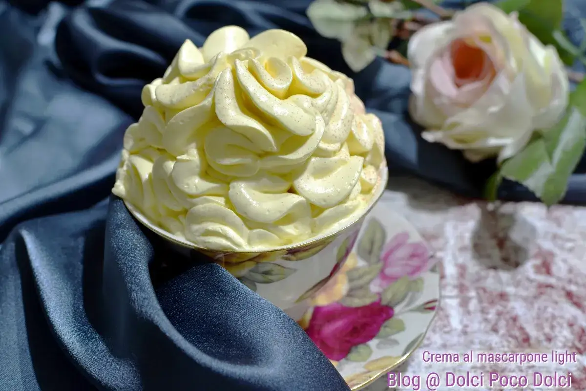 Deliziosa crema al mascarpone senza zucchero, guarnita con un fiore e avvolta in un tessuto blu.