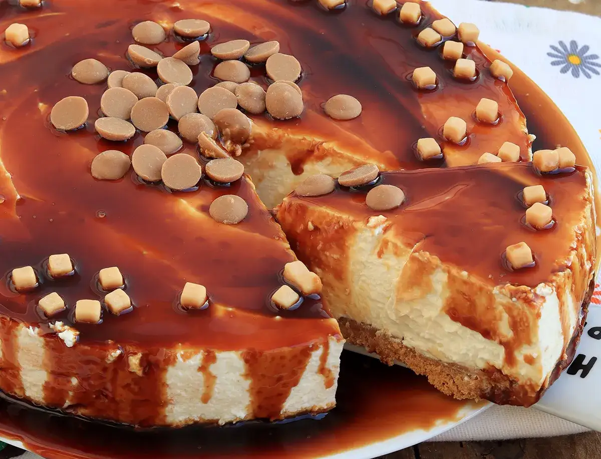 Cheesecake al caramello con gocce di cioccolato e cubetti di caramello. Un dolce invitante, perfetto per ogni occasione.
