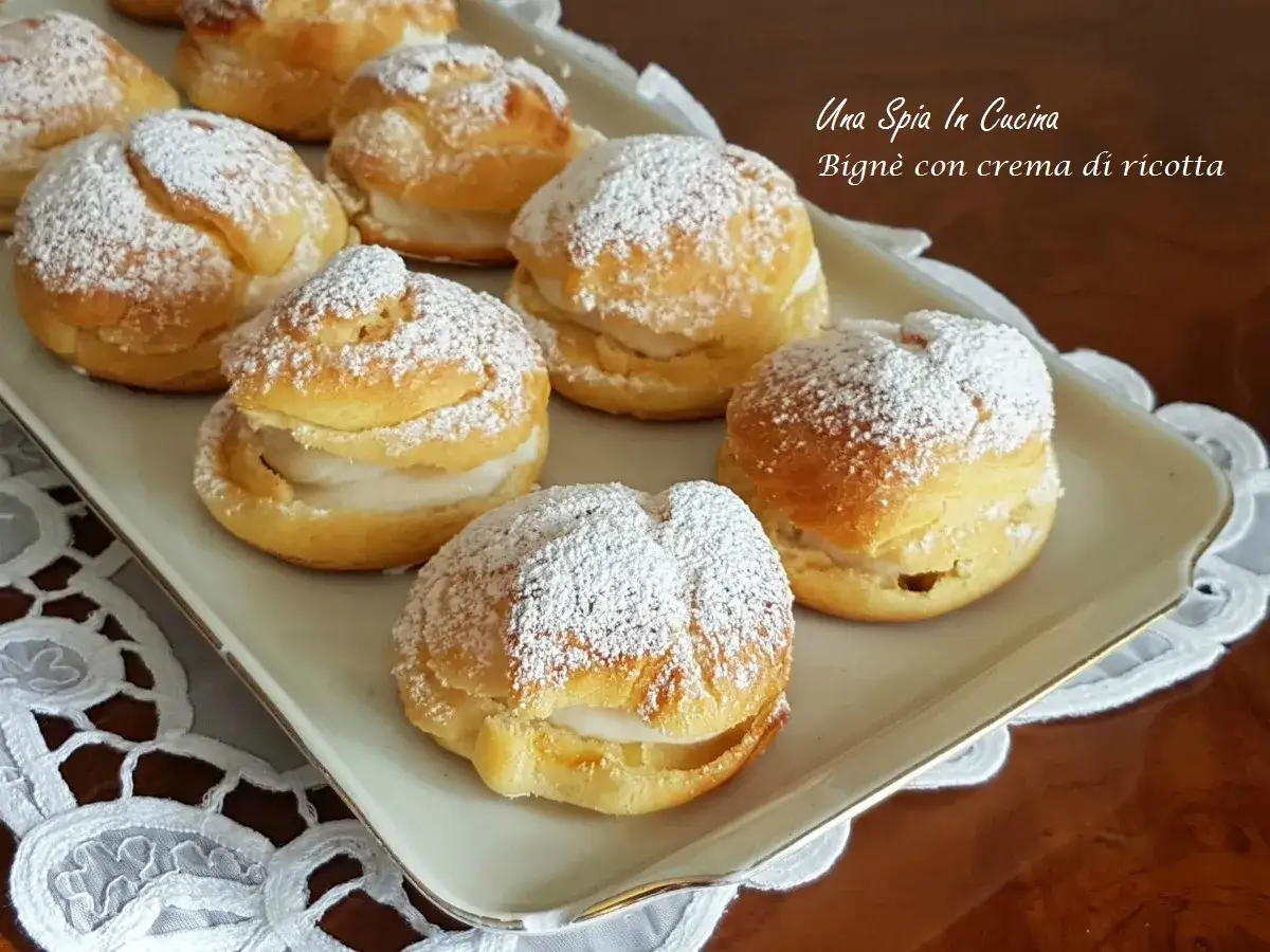 Bign&egrave; di ricotta siciliani, soffici e dolci, cosparsi di zucchero a velo. Un classico della pasticceria siciliana.