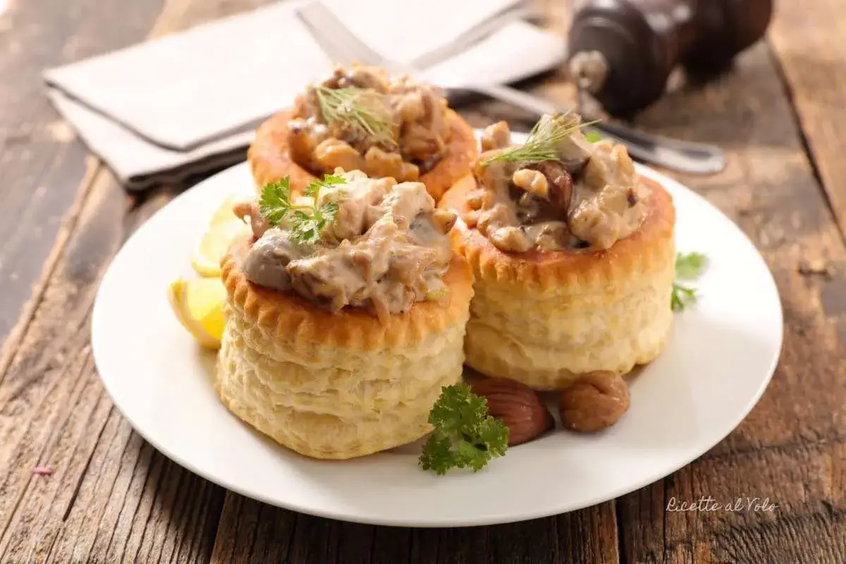 Tre vol-au-vent ripieni di un cremoso rag&ugrave; di funghi, guarniti con prezzemolo e aneto.