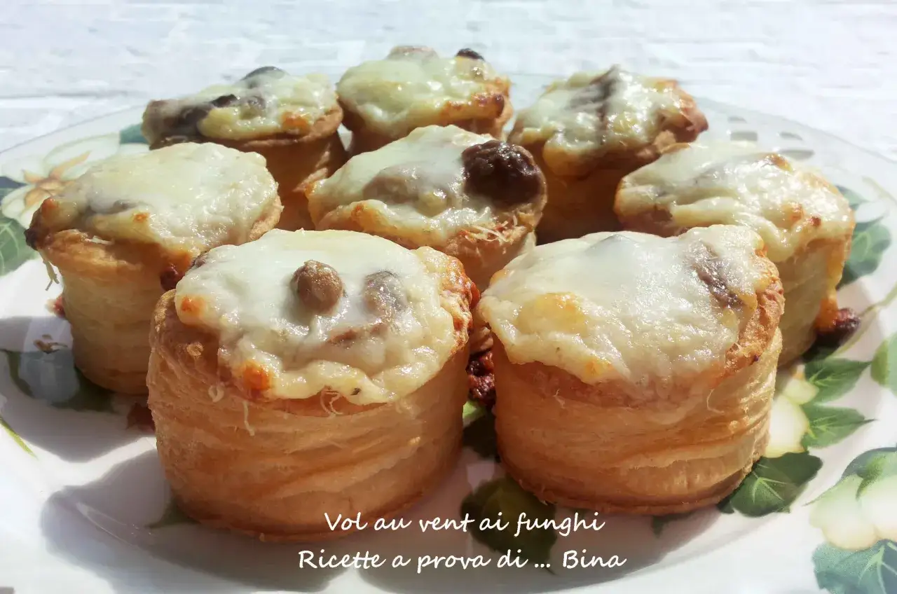 Vol au vent funghi e formaggio, croccanti cestini di pasta sfoglia ripieni di funghi e formaggio fuso, pronti per essere gustati.