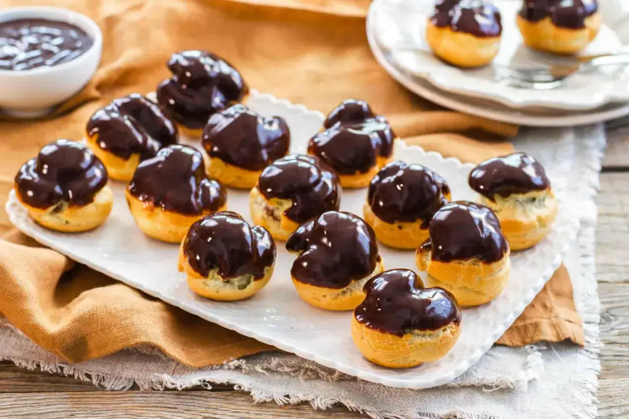 Profiteroles con soffice mousse al cioccolato, un dolce irresistibile.