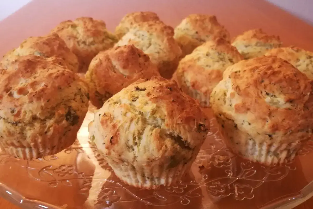 Muffin broccoli e patate dorati e fragranti, disposti su un piatto di vetro decorato.