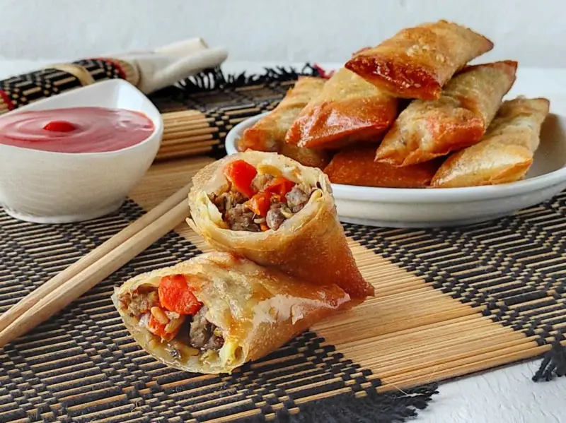 Involtini primavera croccanti con pasta fillo e un saporito ripieno di carne macinata e verdure. Perfetti da intingere nella salsa.
