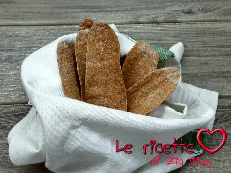 Bastoncini di pane azzimo integrale, perfetti per una ricetta sana e gustosa.