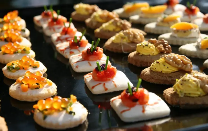 Deliziosi przekąski na imprezę: tartine con uova di salmone, gamberetti e noci.